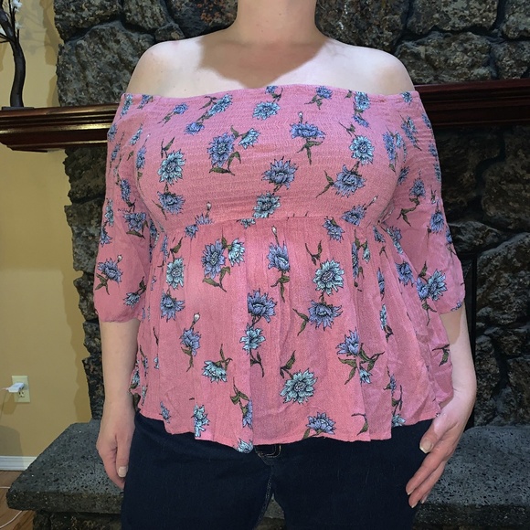 Arizona Jean Company Tops - 🔥3/$10 Arizona Jeans Pink Ruffle Top Sz XL